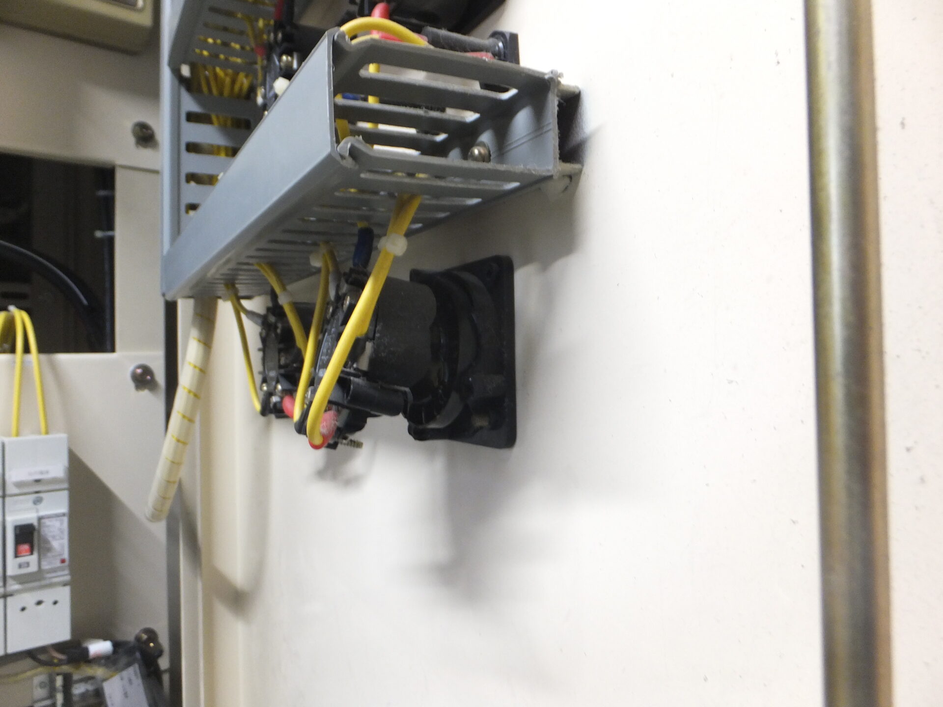 片貝中学校高圧交流負荷開閉器取替修繕工事